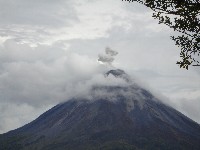 Volc&aacute;n Arenal erupting